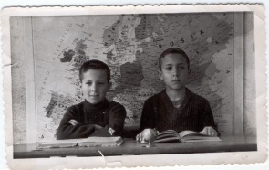 Julio y Toño escuela Pola 1959